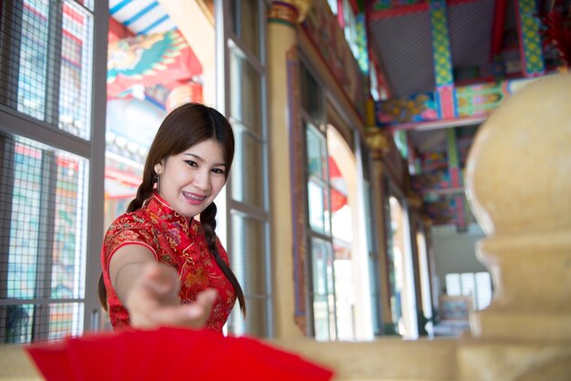 Porträt der schönen asiatischen Frau im Cheongsam-KleidThailänderFröhliches chinesisches Neujahrskonzept