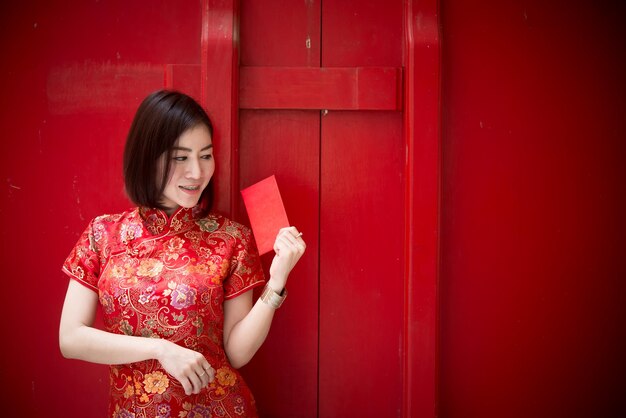 Porträt der schönen asiatischen Frau im Cheongsam-KleidThailänderFröhliches chinesisches Neujahrskonzept