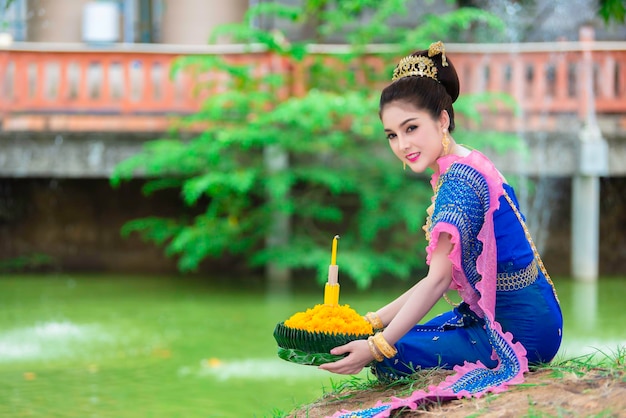 Porträt der schönen asiatischen frau im thailändischen kleid traditionelles beten halten kratong für das loy kratong festival in thailand