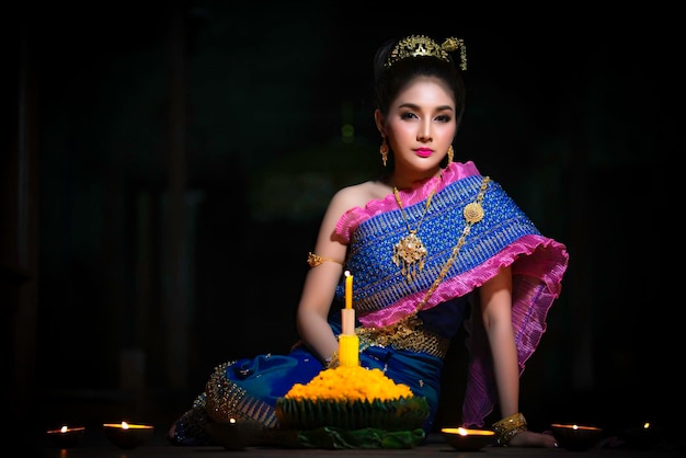 Porträt der schönen asiatischen frau im thailändischen kleid traditionelles beten halten kratong für das loy kratong festival in thailand