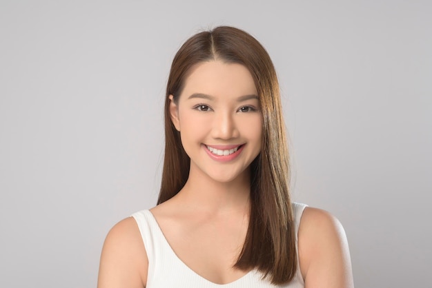 Porträt der schönen asiatischen Frau über weißem Hintergrund Studio-Hautpflege- und Schönheitskonzept