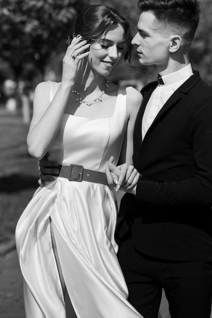 Porträt der schönen Braut mit Hochzeitsstrauß Schwarz-Weiß-Foto