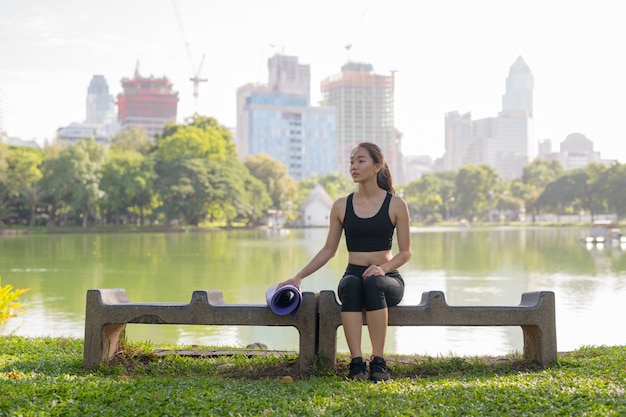 Porträt der schönen chinesischen Frauenübung im Park