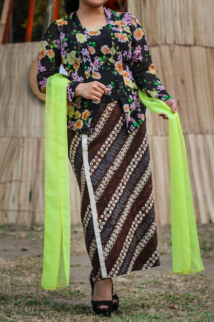 Porträt der schönen Frau, die Kebaya trägt. Javanische traditionelle Kleidung
