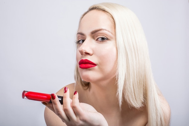 Porträt der schönen Frau eine Blondine mit rotem Lippenstift