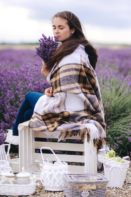 Foto porträt der schönen frau in einem feld des lavendels