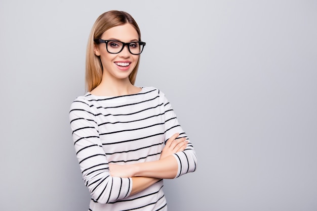 Porträt der schönen Frau mit Brille