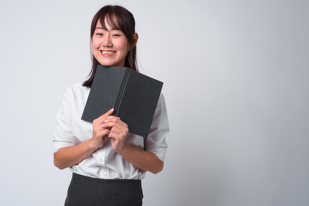 Porträt der schönen japanischen Geschäftsfrau auf Weiß