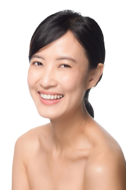 Porträt der schönen jungen asiatischen Frau saubere frische nackte Haut Konzept Asiatische Mädchen Schönheit Gesicht Hautpflege und Gesundheit Wellness Gesichtsbehandlung Perfekte Haut Natürliches Make-up auf weißem Hintergrund