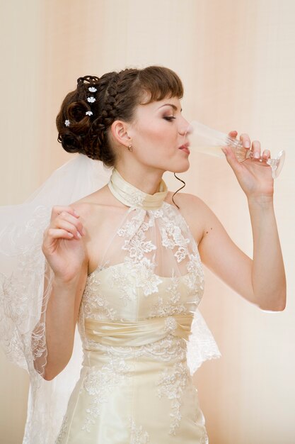 Porträt der schönen jungen Braut auf Hintergrund