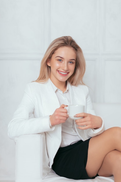 Porträt der schönen jungen frau, die im büro arbeitet.