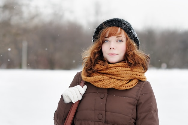 Porträt der schönen jungen Frau im Winter