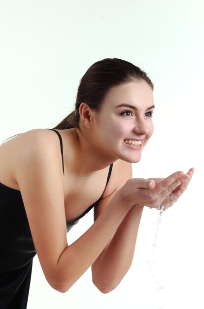 Porträt der schönen jungen Frau mit Wassertropfen um ihr Gesicht