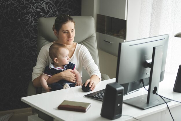 Foto porträt der schönen jungen mutter mit ihrem kind