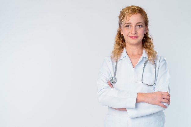 Foto porträt der schönen multiethnischen ärztin mit blondem lockigem haar auf weiß