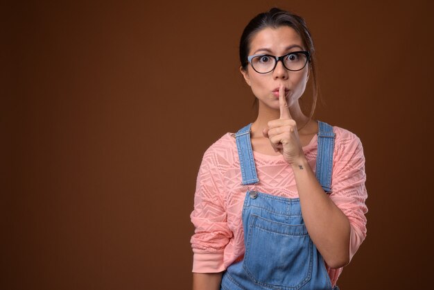 Porträt der schönen Nerdfrau mit Brille