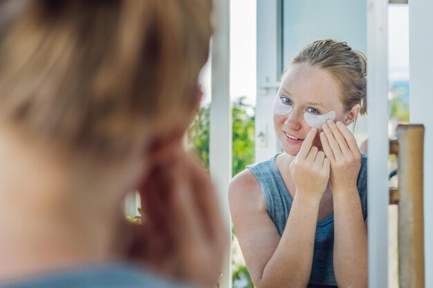 Porträt der Schönheit Rothaarige Frau mit Augenflecken, die eine Wirkung der perfekten Haut zeigen. Spa-Mädchen.