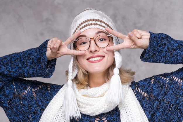 Foto porträt der smileyfrau mit gläsern