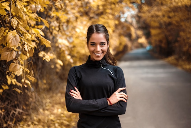 Porträt der Sportlerin im Herbstpark.