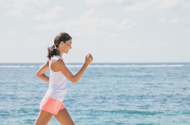 Porträt der sportlichen Frau beim Joggen