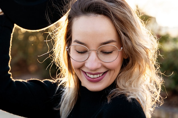 Foto porträt der tausendjährigen frau mit perfektem zahnlächeln.