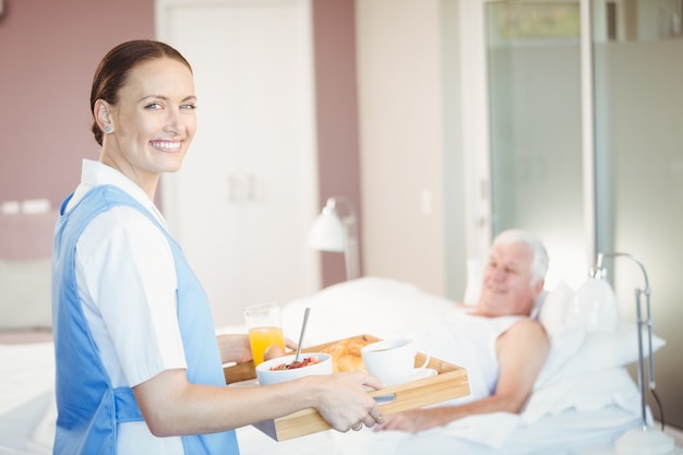 Foto porträt der überzeugten krankenschwester mit behälter