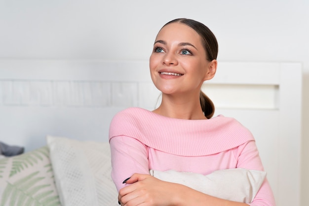 Porträt der verträumten schönen erfolgreichen jungen jungen glücklichen positiven nachdenklichen nachdenklichen Frau ist