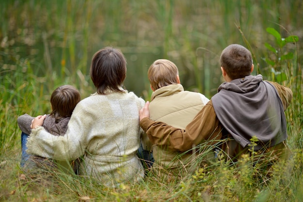 Porträt der vierköpfigen Familie im Park