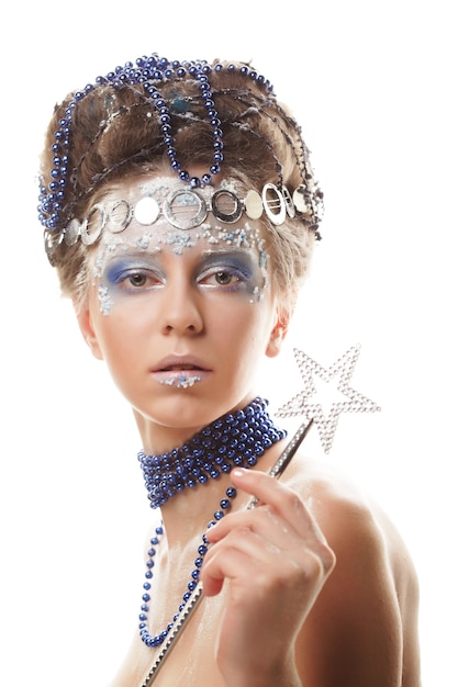 Porträt der Winterkönigin mit künstlerischem Make-up hautnah. Studioaufnahme.
