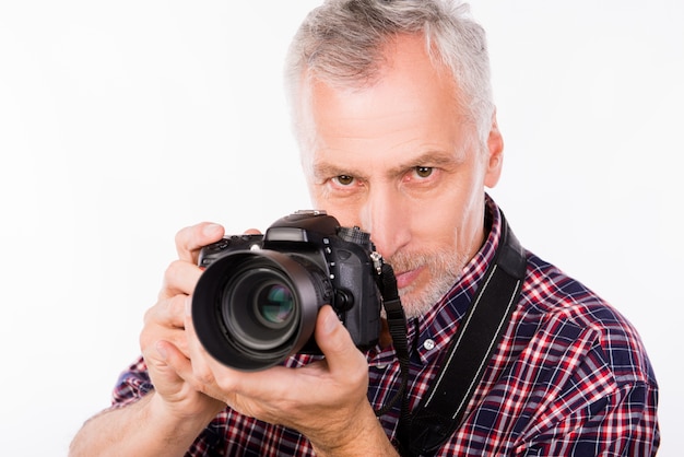 Porträt des älteren Fotografen mit Kamera in ihren Händen
