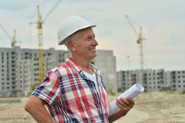 Porträt des älteren Mannes im Bau