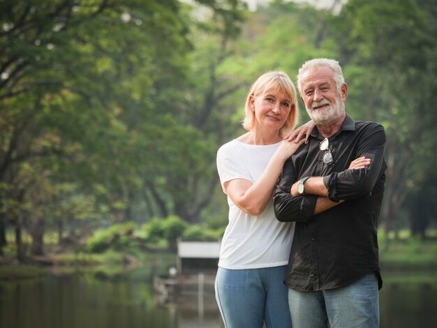 Porträt des älteren Paarruhestands Mann und Frau glücklich im Park zusammen