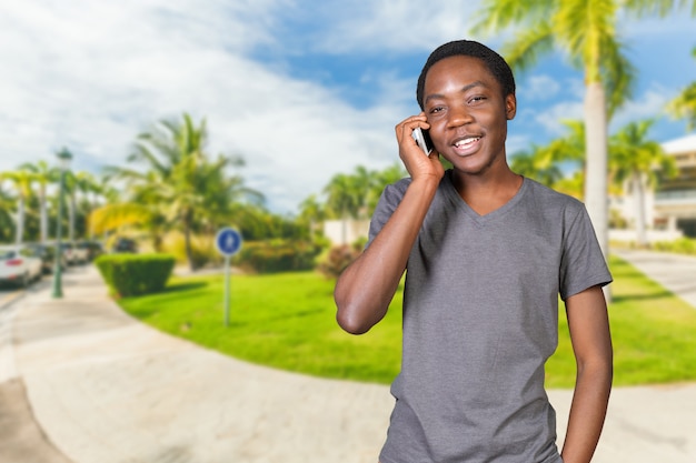 Porträt des afrikanischen Mannes sprechend am Telefon lokalisiert