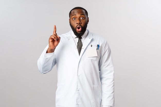 Porträt des afroamerikanischen Arztes oder des Arztes in der weißen Uniform.