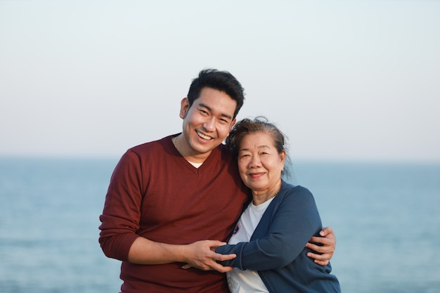 Porträt des asiatischen älteren Sohnlächelns der Mutter und des jungen Mannes und des glücklichen Gesichtes