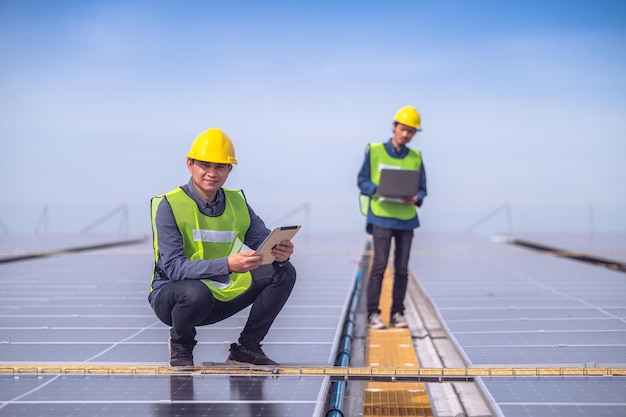 Porträt des asiatischen Ingenieurbaukonzepts Asiatischer Ingenieur auf der Baustelle Arbeiter beim Bauen Bauarbeiterhelm selbstbewusste Kopie der Spezifikation Arbeiter im Sicherheitsanzug bei der Arbeit