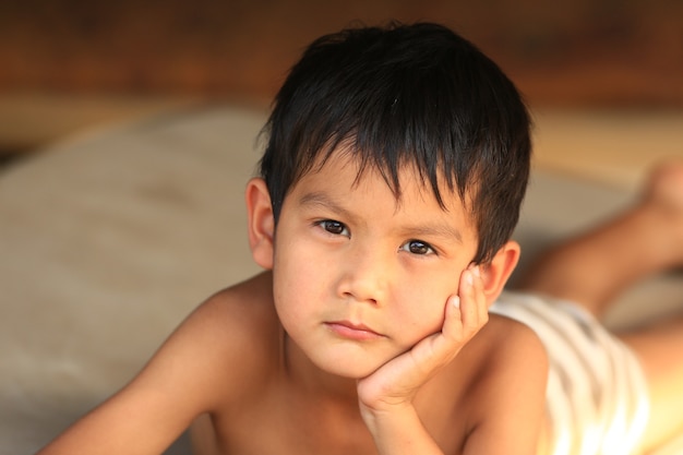 Porträt des asiatischen kasachischen Kinderjungen