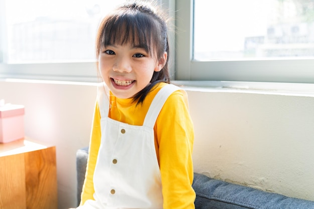 Porträt des asiatischen Kindes zu Hause