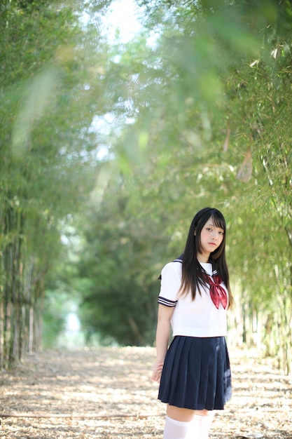 Porträt des asiatischen Mädchens, das Park im Freien betrachtet