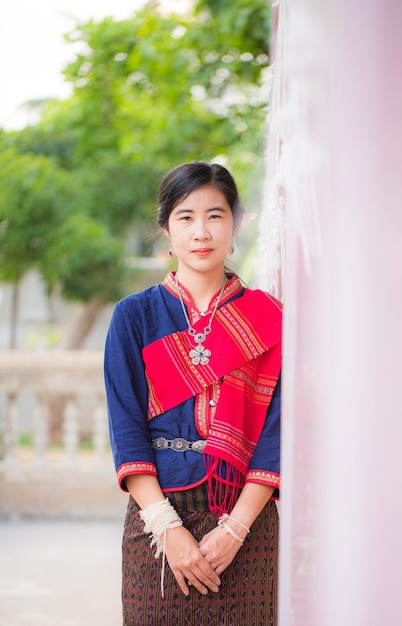 Porträt des asiatischen Mädchens mit thailändischer lokaler traditioneller Kleidung berühmt in der Landschaft von ThailandLadies i