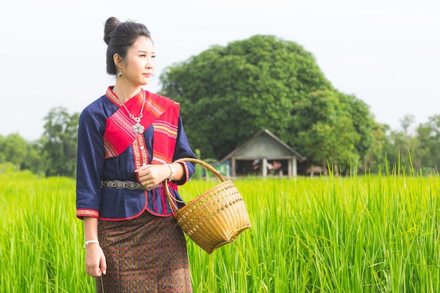 Porträt des asiatischen Mädchens mit thailändischer lokaler traditioneller Kleidung, die in der Landschaft von Thailand berühmt ist?