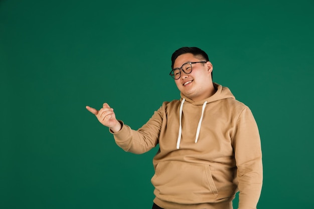 Porträt des asiatischen mannes lokalisiert über grünem studiohintergrund mit copyspace