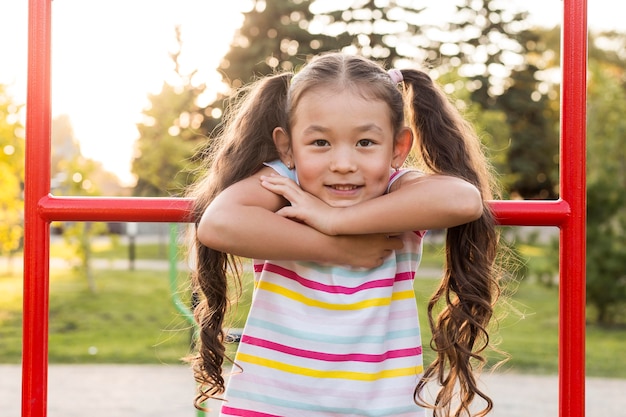 Foto porträt des asiatischen smiley-mädchens im park