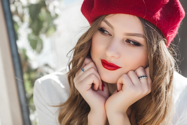 Porträt des attraktiven jungen Mädchens draußen. Schöne urbane Dame. Frau mit roten Lippen.