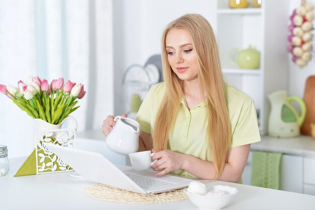 Porträt des attraktiven jungen Mädchens mit Laptop