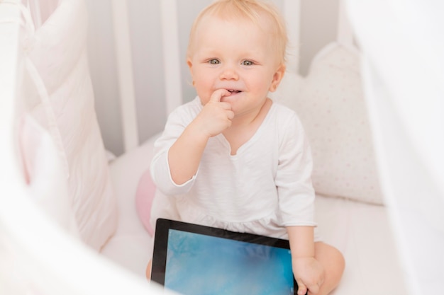 Porträt des Babys, das Tablette hält