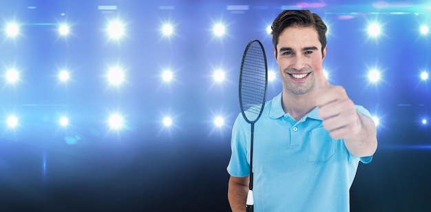 Porträt des Badmintonspielers, der sich Daumen zeigt