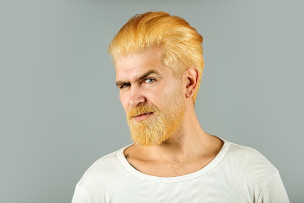 Porträt des blonden ernsten Mannes hat Bart und Schnurrbart, sieht ernst aus. Bärtiger Hipster im Studio. Geschäftsmann, der mit dem Ausdrucksschauen denkt. Hübsches männliches Modell, Nahaufnahmegesicht.