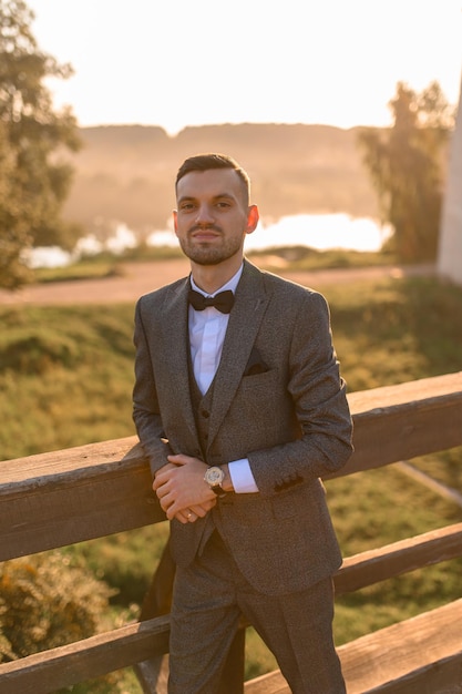 Porträt des Bräutigams an seinem Hochzeitstag