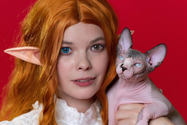 Porträt des Cosplay-Elfs der jungen Frau des Ingwers im weißen Kleid mit ausdrucksvollen Augen der verschiedenen Farben h